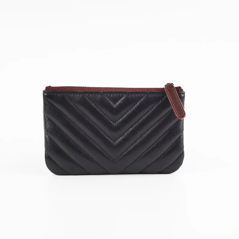 Large capacity travel bagsChanel Small Chevron Black O Case