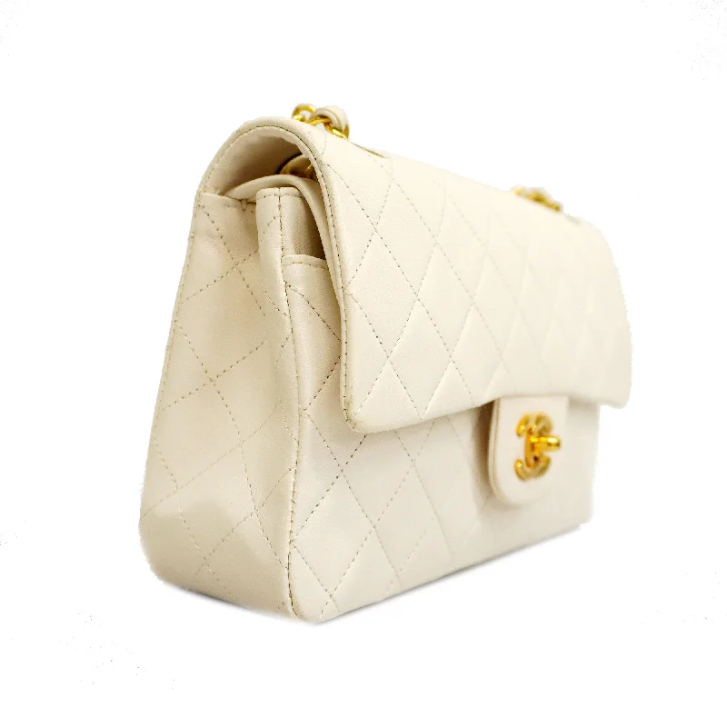 Large capacity travel bagsCHANELAuth  Matelasse W Flap W Chain Women's Leather Shoulder Bag White